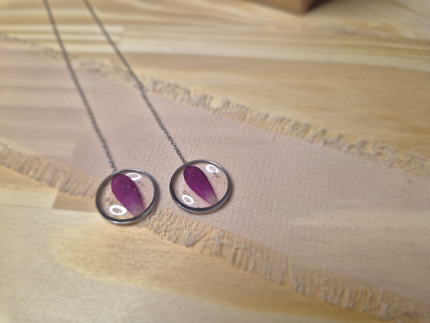 Chaînes d'oreilles botaniques - Rose et perles blanches